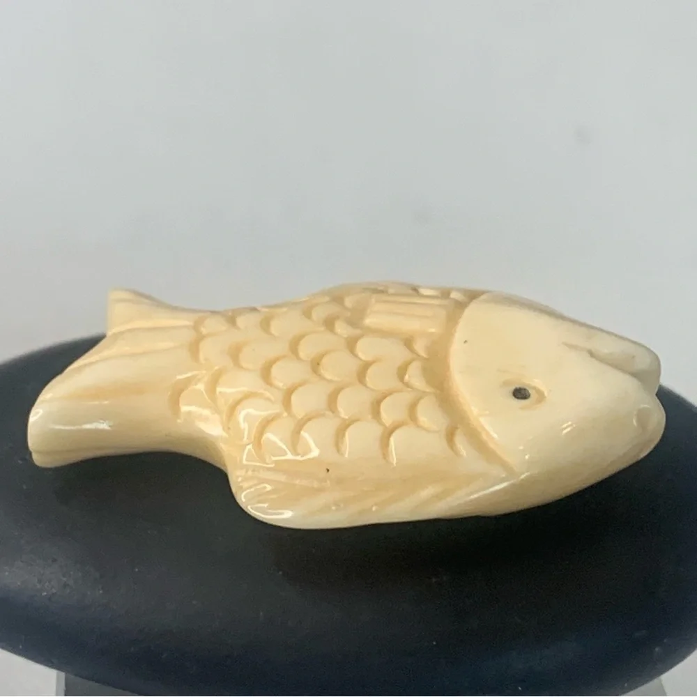 Vintage Natural Bone Carved Fish Fetish Bead Drilled Swimming Tropical Fish 1.5